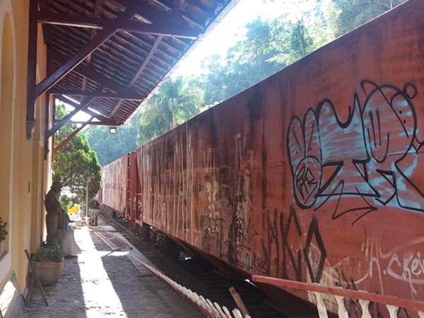 Composicao da ferrovia transporta vagoes de Vitoria para Cachoeiro do Itapemirim 3