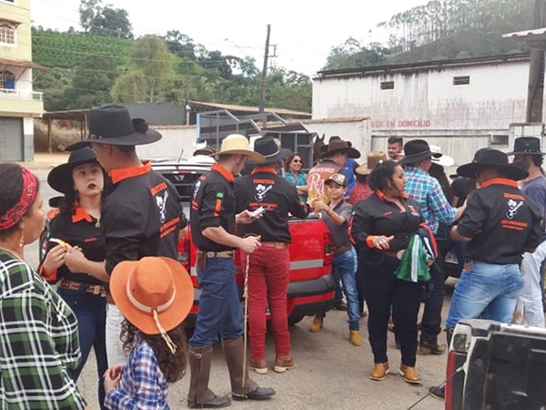 Dezenas de cavaleiros participam de passeio para ajudar o hospital de Campinho 2