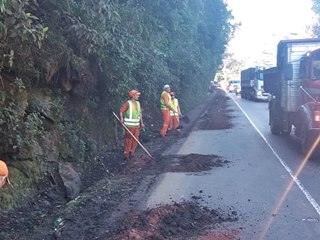 Empreiteira do DNIT limpa margem e vala de escoamento da BR 262 em Marechal Floriano 2