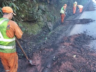 Empreiteira do DNIT limpa margem e vala de escoamento da BR 262 em Marechal Floriano 3