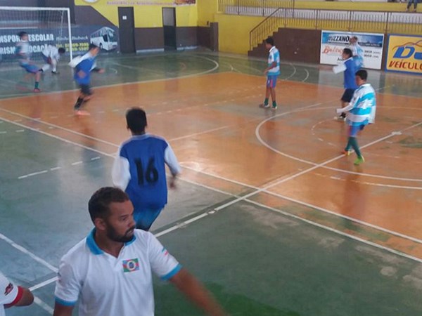 Enquanto meninos e meninas dancam outros suam a camisa no futsal em Marechal Floriano 2