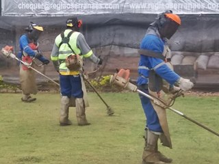 Gramado em terreno ferroviário é preparado para embelezar centro de Marechal Floriano
