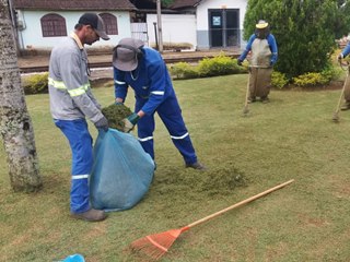 Gramado em terreno ferroviário é preparado para embelezar centro de Marechal Floriano 2