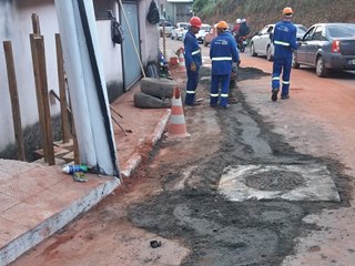 Instalação de esgotos da CESAN prejudica trânsito em Marechal Floriano