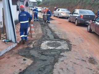 Instalação de esgotos da CESAN prejudica trânsito em Marechal Floriano 2