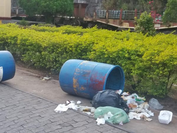 Lixo continua a ser depositado em horarios errados em Marechal Floriano 2