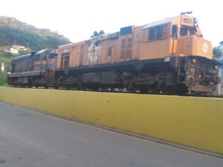 Locomotivas tiram vagões abandonados em Cariacica e conduzem para Cachoeiro do Itapemirim