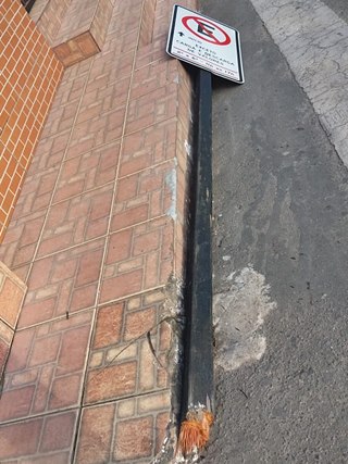 Mais uma placa jogada ao chão por veículo desconhecido em Marechal Floriano