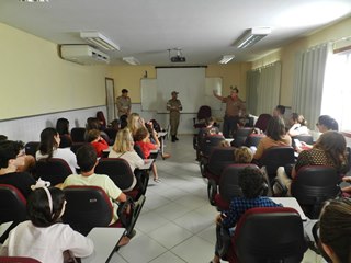 Meninos e meninas conheceram na tarde de ontem 21 o Corpo de Bombeiros