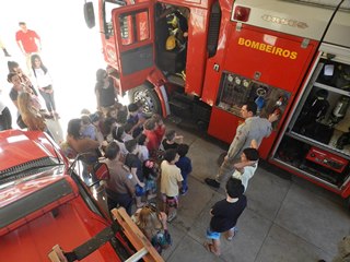 Meninos e meninas conheceram na tarde de ontem 22 o Corpo de Bombeiros