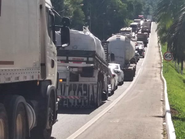 Motociclistas trafegam pela margem da BR262 e participam de aniversario com festa em Marechal Floriano 2