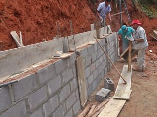 Muro de arrimo para conter estrada em fase final de construção em Marechal Floriano