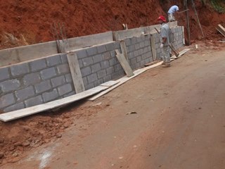 Muro de arrimo para conter estrada em fase final de construção em Marechal Floriano 2