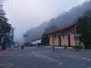 Neblina que traz beleza na natureza é perigo nas rodovias das montanhas