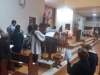 Peregrinação prossegue nesta segunda feira com imagem de SantAna em Aparecida 2