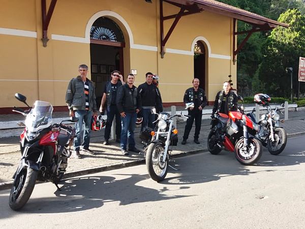 Grupos de motociclistas do Estado fazem festa em Pedra Azul 3