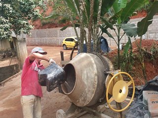 Muro de arrimo próximo de ser concluído em Marechal Floriano