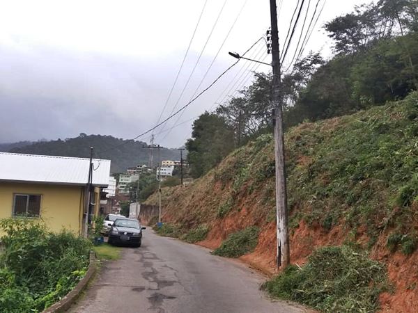 Poste de concreto com ferragens aparentes preocupa moradores em Marechal Floriano 2
