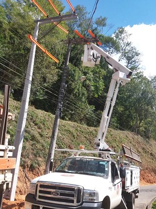 Poste destru&iacute;do &eacute; substitu&iacute;do por um novo em Marechal Floriano