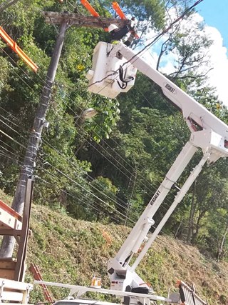 Poste destru&iacute;do &eacute; substitu&iacute;do por um novo em Marechal Floriano 3