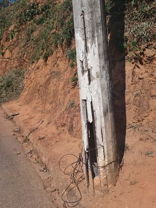 Poste deteriorado amedronta moradores em Marechal Floriano