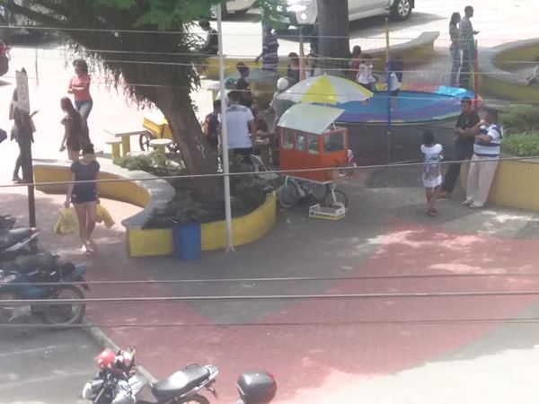 Sol forte leva moradores e visitantes para sombra das arvores em Marechal Floriano 2