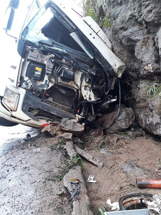 Acidente com caminhão tanque mata motorista e para o trânsito na BR 262