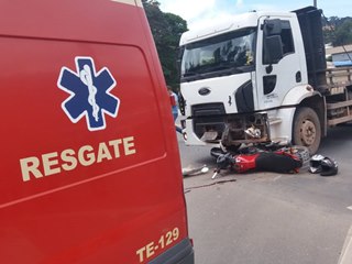 Caminhão atravessa pista da BR 262 e atinge motocicleta em Marechal Floriano