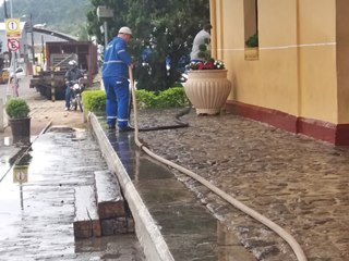 Caminhão da Prefeitura de Marechal Floriano lava novamente a estação