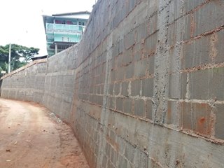 Chuvas atrasam construção de muro que divide duas vias em Marechal Floriano