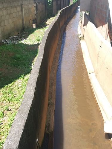 Corrego poluido exala pessimo odor em Marechal Floriano 2