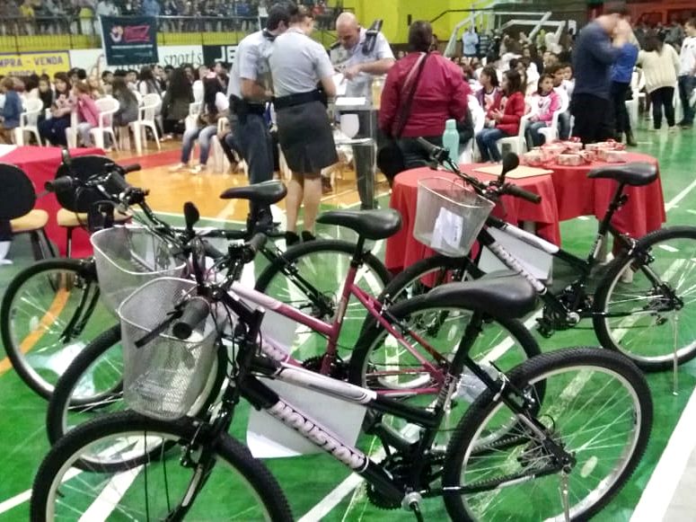 Formatura do PROERD leva multidao a quadra esportiva em Marechal Floriano 2