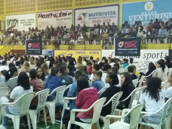 Formatura do PROERD leva multidao a quadra esportiva em Marechal Floriano 3