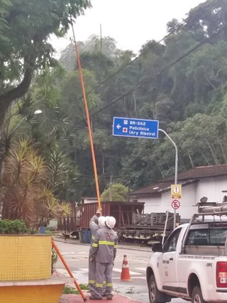 Galhos de árvores que ameaçavam romper fiações são cortados em Marechal Floriano