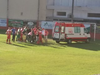 Jogo de futebol em Marechal Floriano termina com jogador hospitalizado