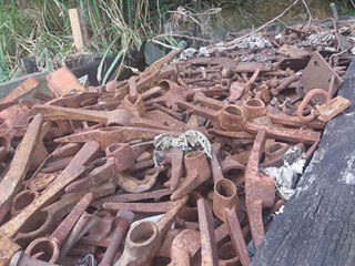 Materiais de manutenção da linha férrea sem proteção em Marechal Floriano 2