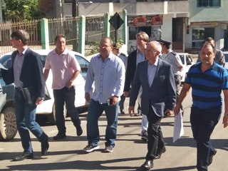 Paulo Hartung aplaudido na inauguração da reforma de escola em Marechal Floriano
