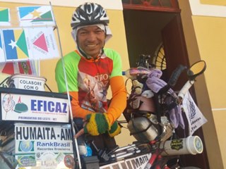 Recordista brasileiro de viagens às capitais em bicicleta visita Marechal Floriano