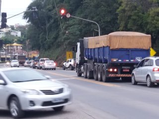 Retirada de caminhão acidentado provoca filas de veículos na BR 262