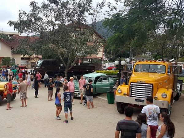 Sede de Domingos Martins lotada de carros antigos neste fim de semana 2