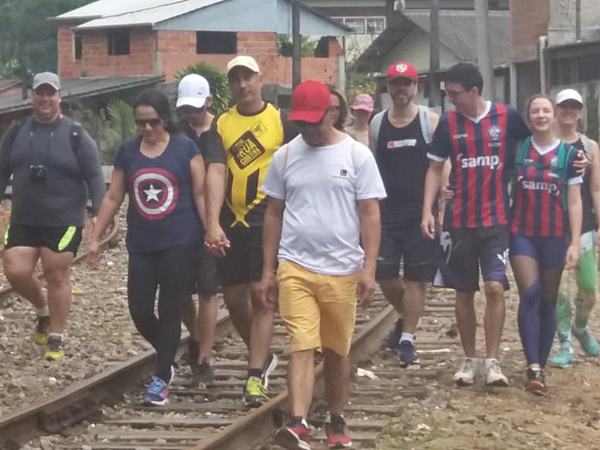 Sem preocupacao com trens homens e mulheres andam na linha ate Marechal Floriano 2