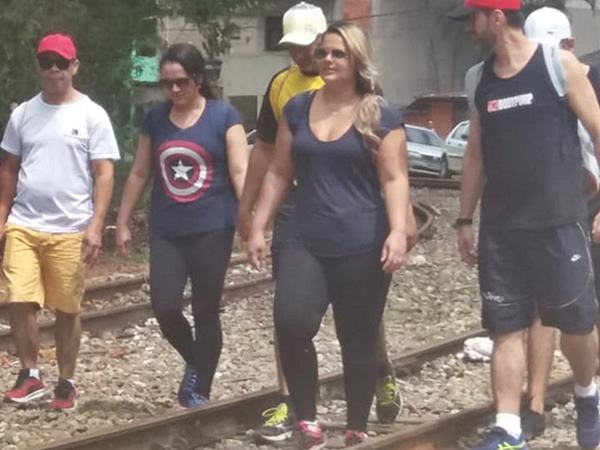 Sem preocupacao com trens homens e mulheres andam na linha ate Marechal Floriano 3