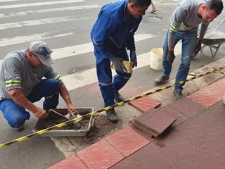 Servidores dão continuidade às reformas nas calçadas em Marechal Floriano