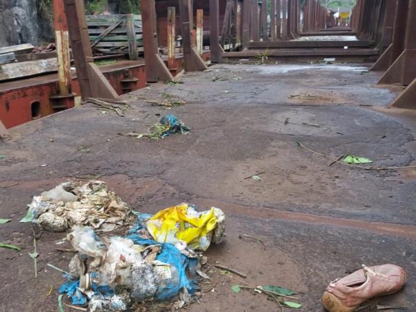 Vagoes abandonados nas estacoes da regiao serrana seguem para Minas Gerais 2