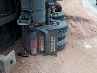 Carreta apresenta defeito mecânico e tomba na BR 262 próximo do Trevo de Paraju