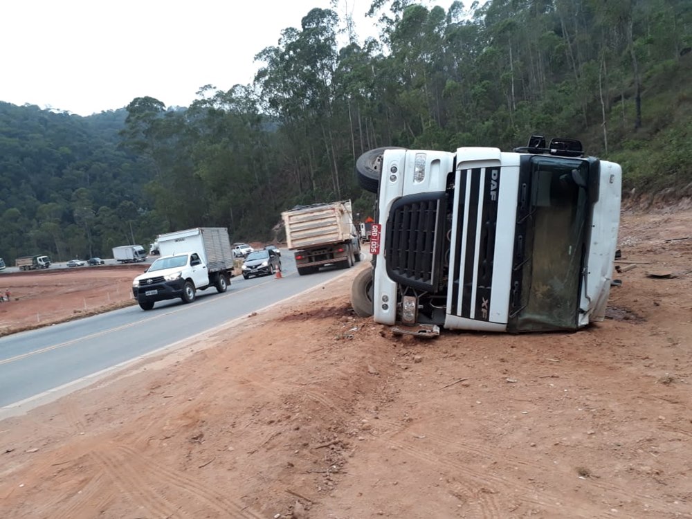 Carreta apresenta defeito mecânico e tomba na BR 262 próximo do Trevo de Paraju 3