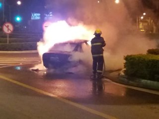 Carro incendeia e mulher e crianças se salvam em Marechal Floriano