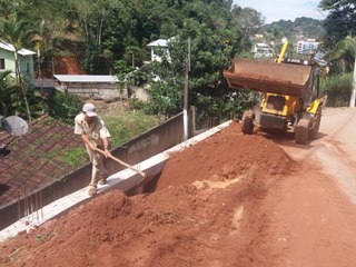 Começam os aterros no muro de arrimo em Marechal Floriano