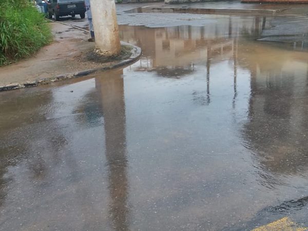 Entupimento provoca surgimento de agua parada em uma rua de Marechal Floriano 02
