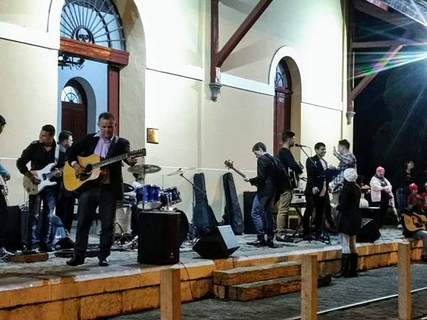 Louvorzao e atracao religiosa em Marechal Floriano na noite deste sabado 01